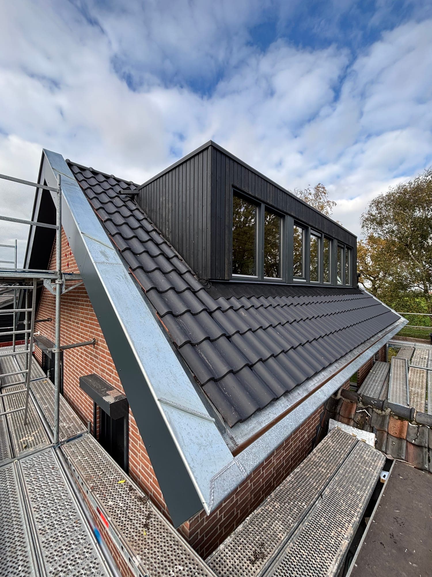 Nieuwe dakkapel met zwarte gevelbekleding