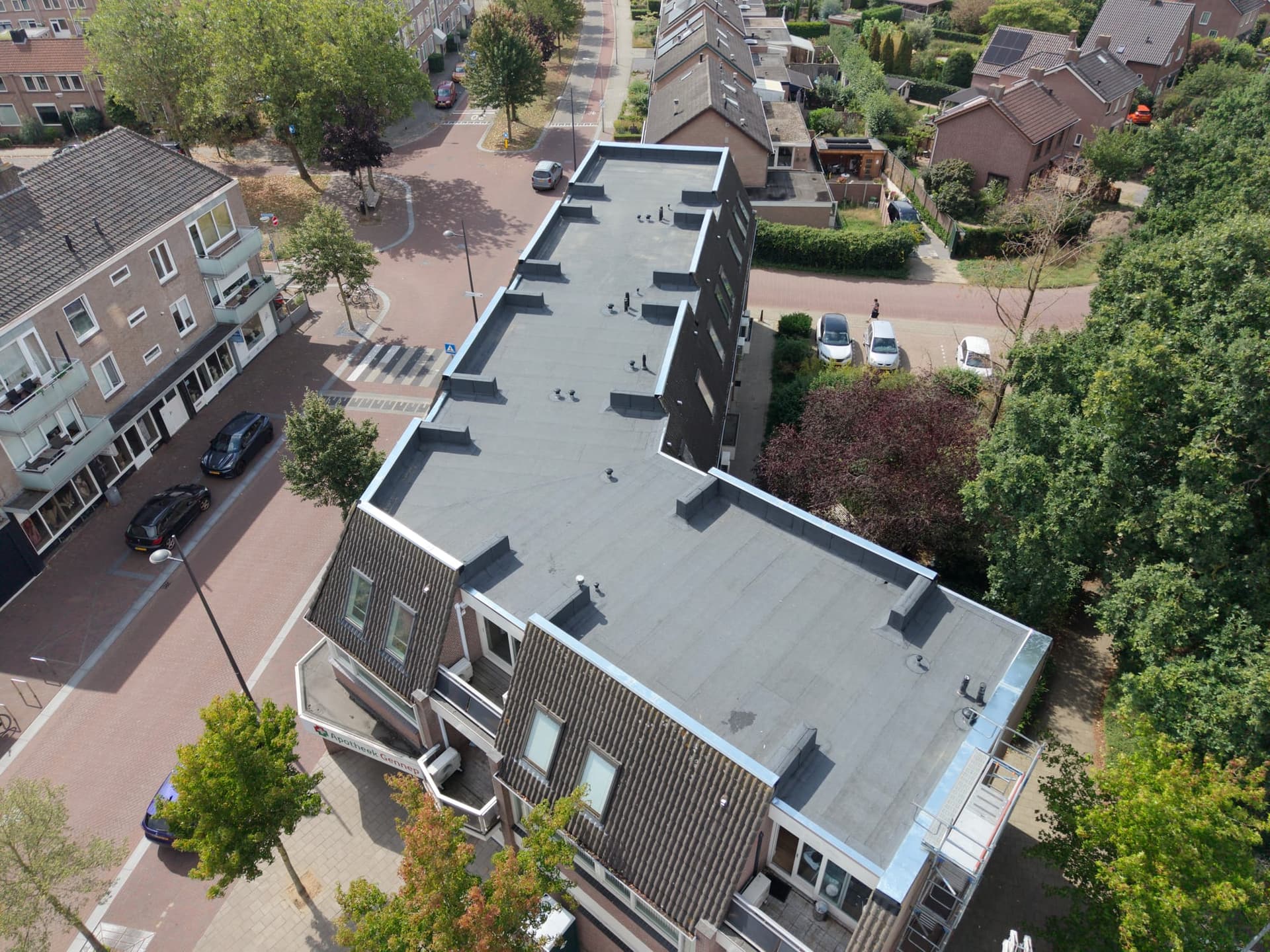 Plat dak van een appartementengebouw, van bovenaf gezien