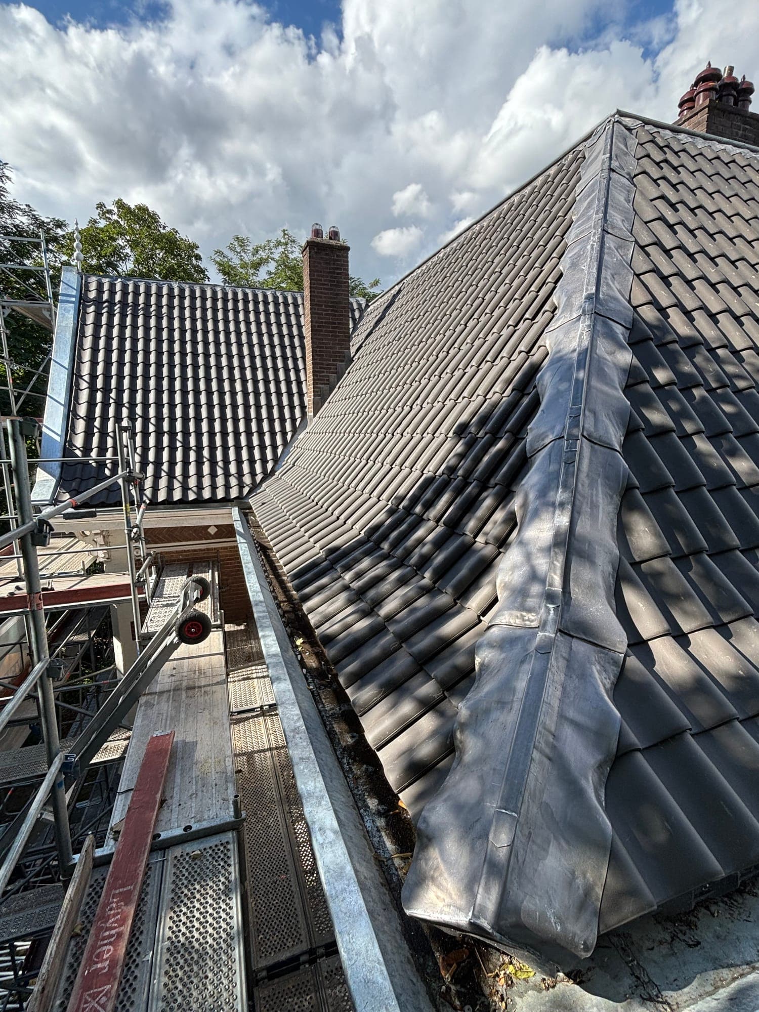 Pannendak tijdens renovatie met nieuwe nok