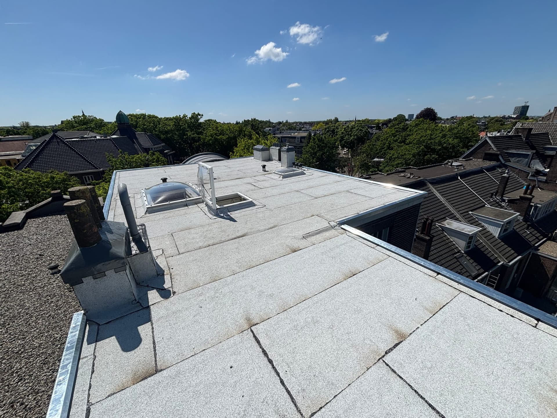 Plat dak met lichtkoepels