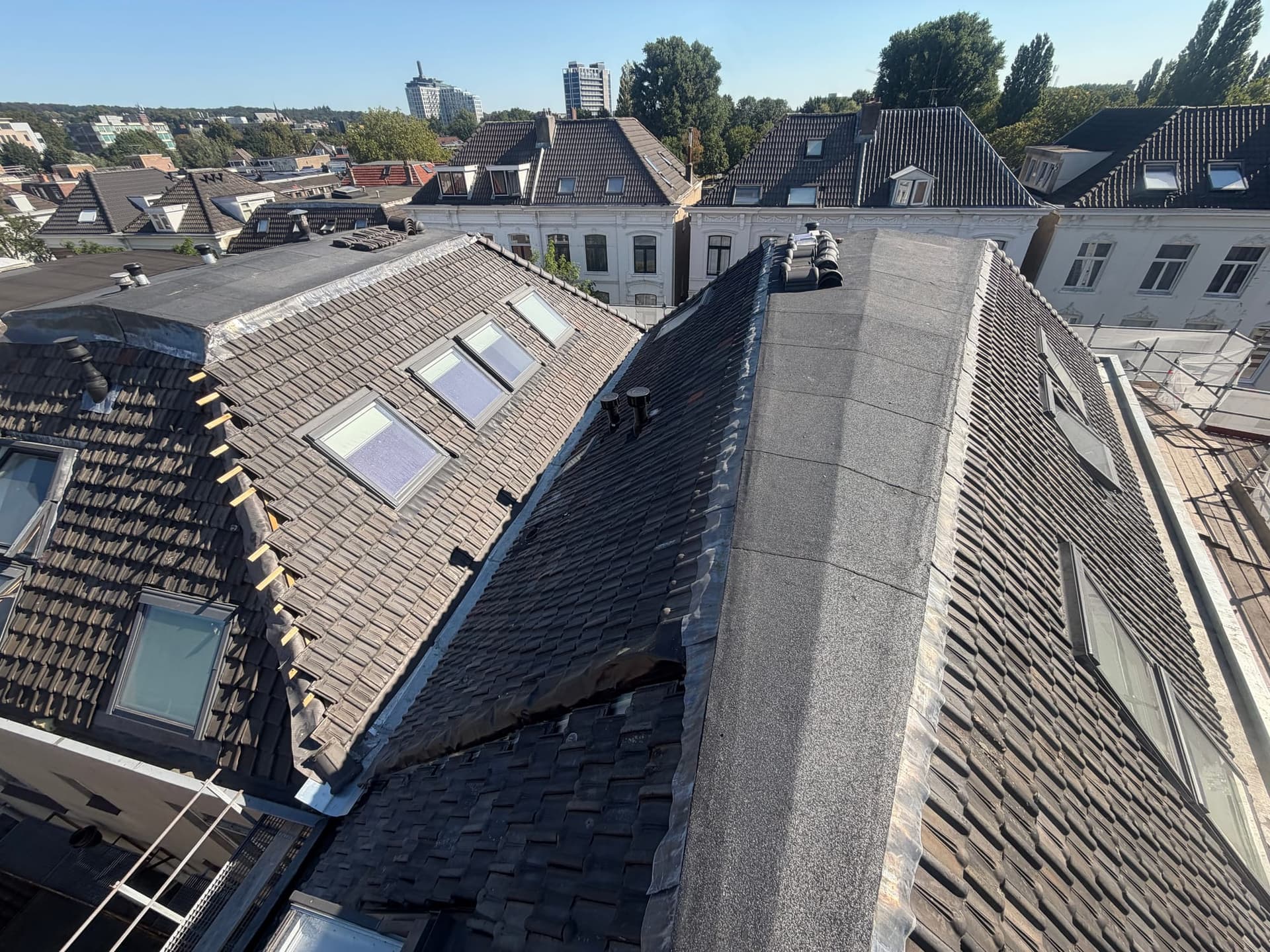 Ouder pannendak met dakramen dat aan renovatie toe is