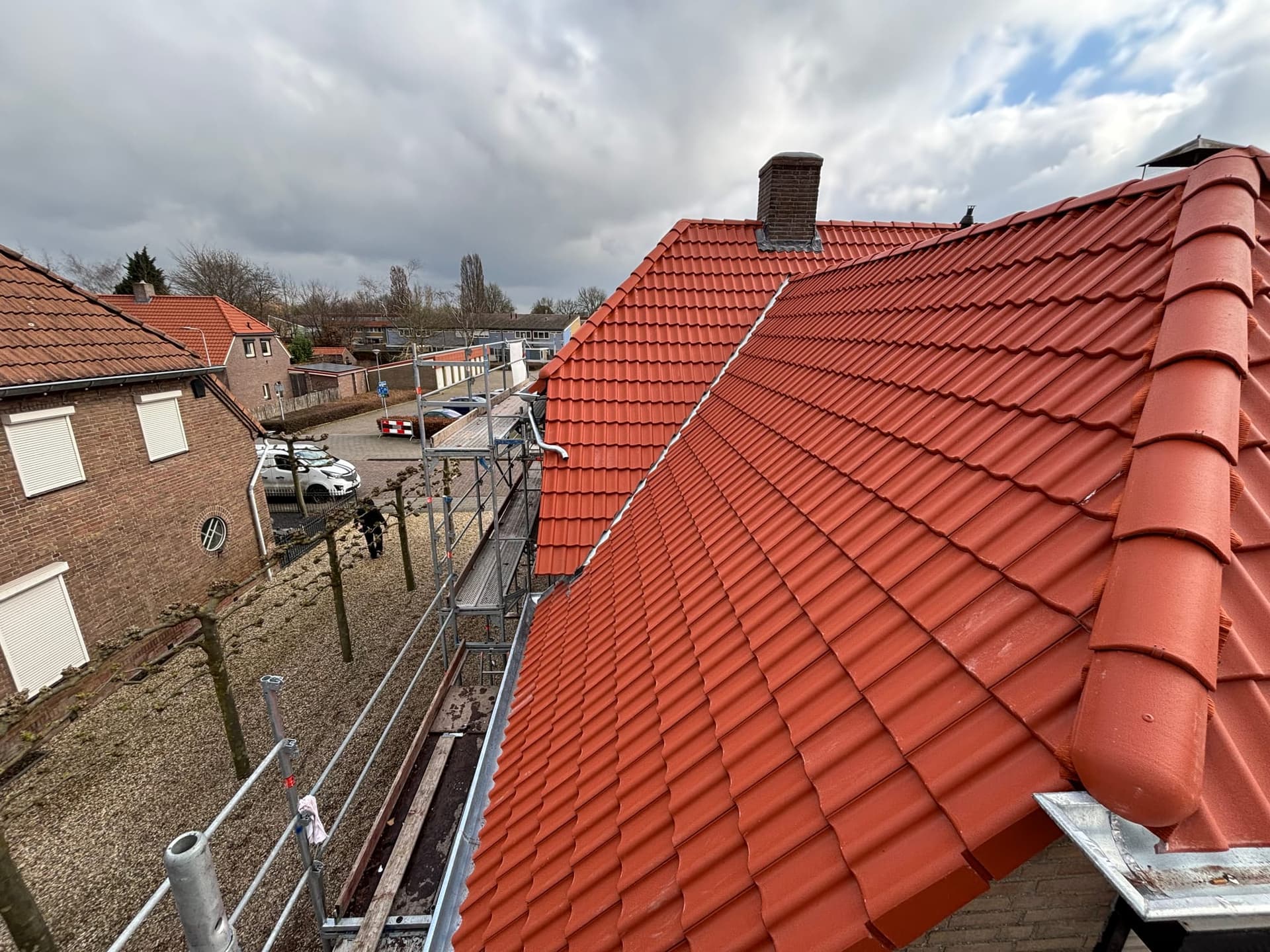 Rood pannendak met goot