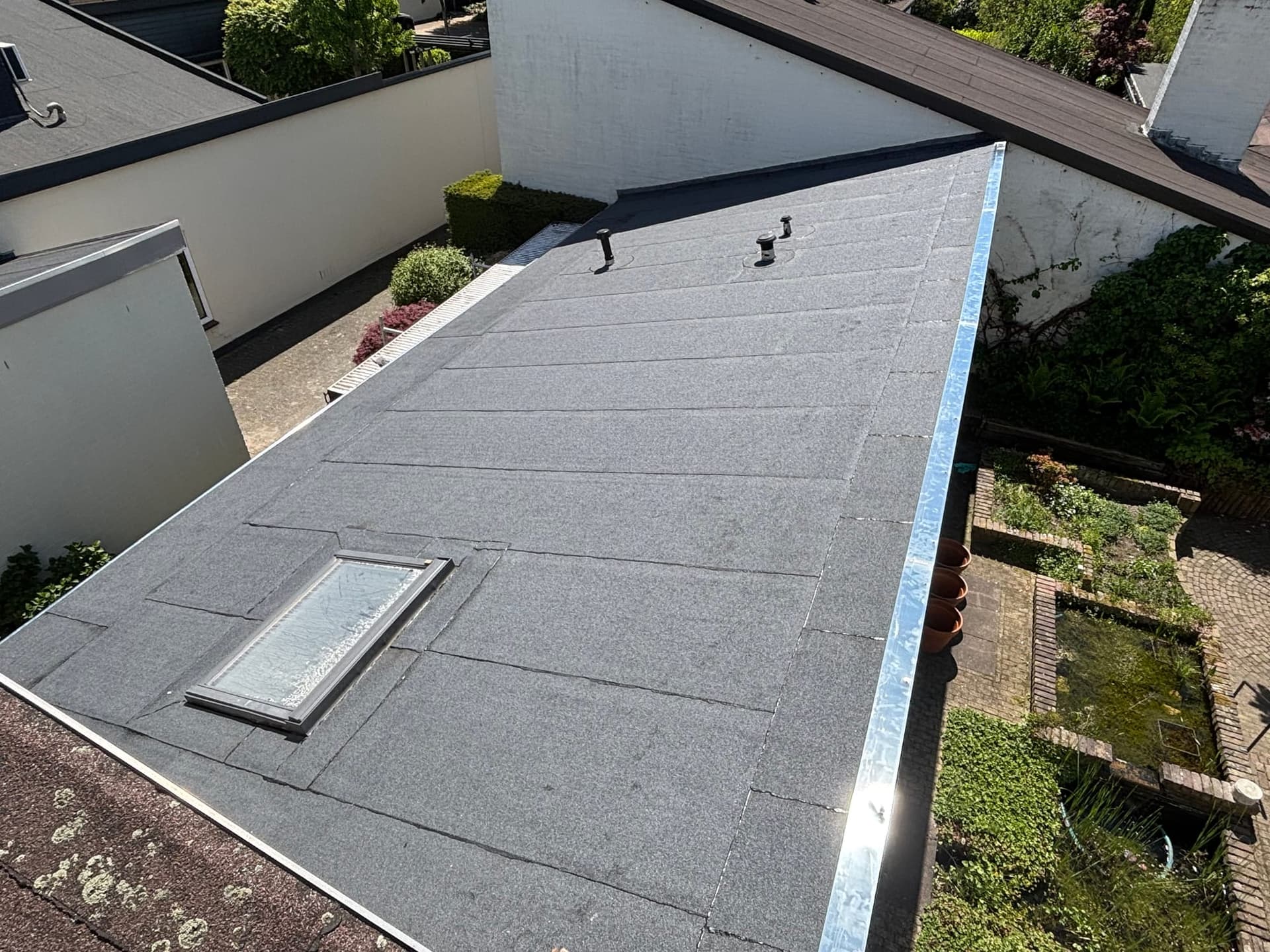 Plat dak met dakraam en zinken daktrim