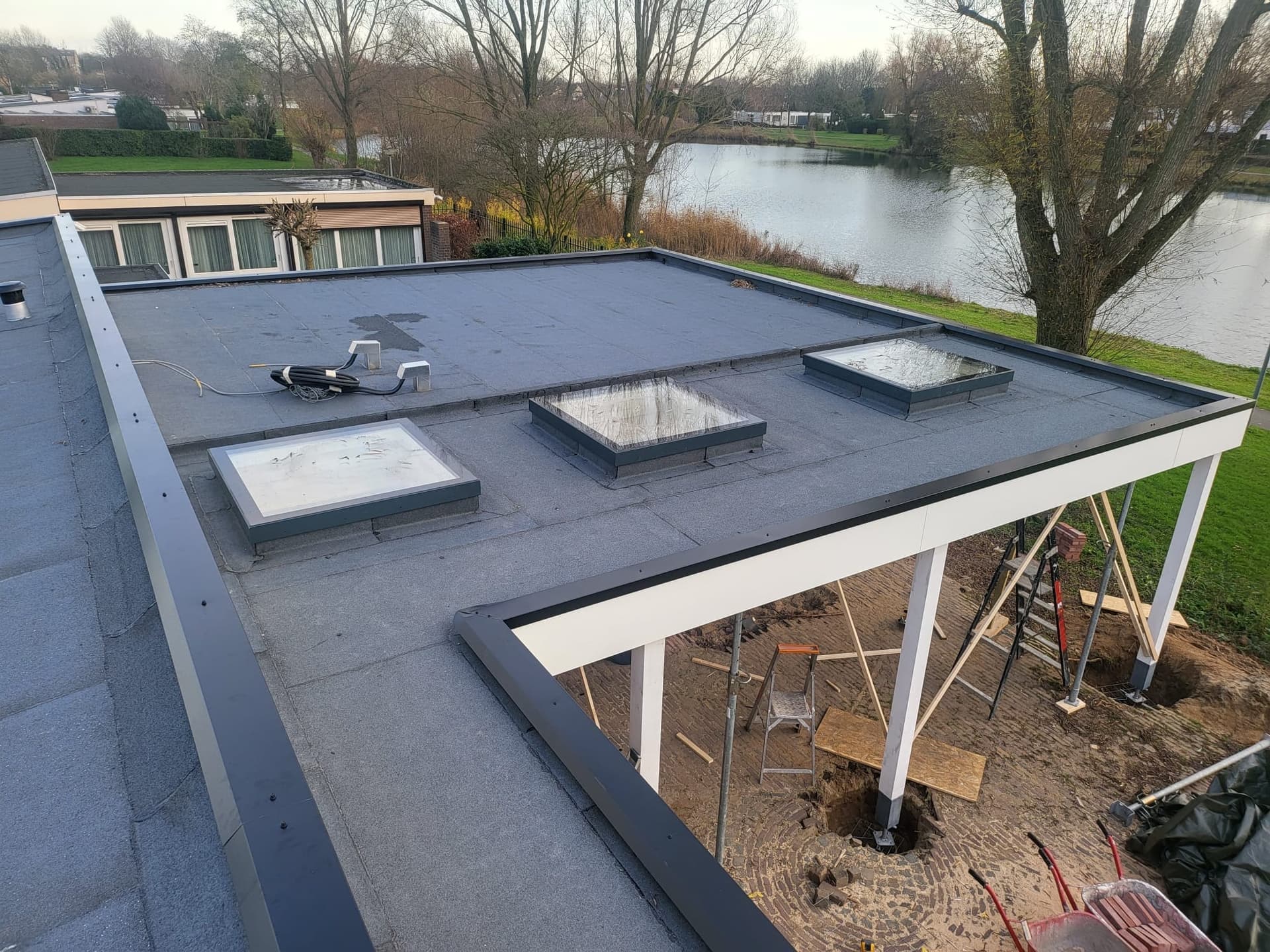 Vernieuwd plat dak met lichtkoepels