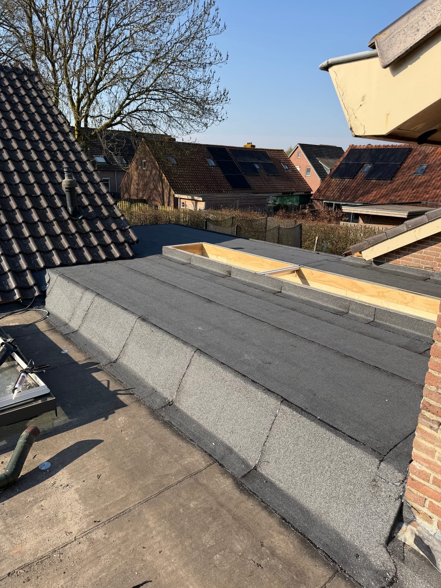Aansluiting van bitumen dakbedekking op een opstand