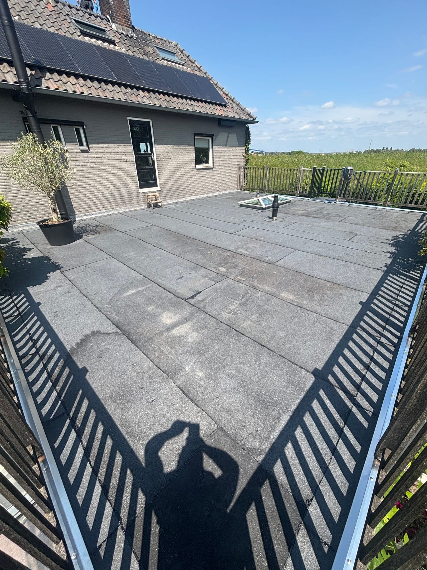 Oud plat dak met versleten bitumen dakbedekking