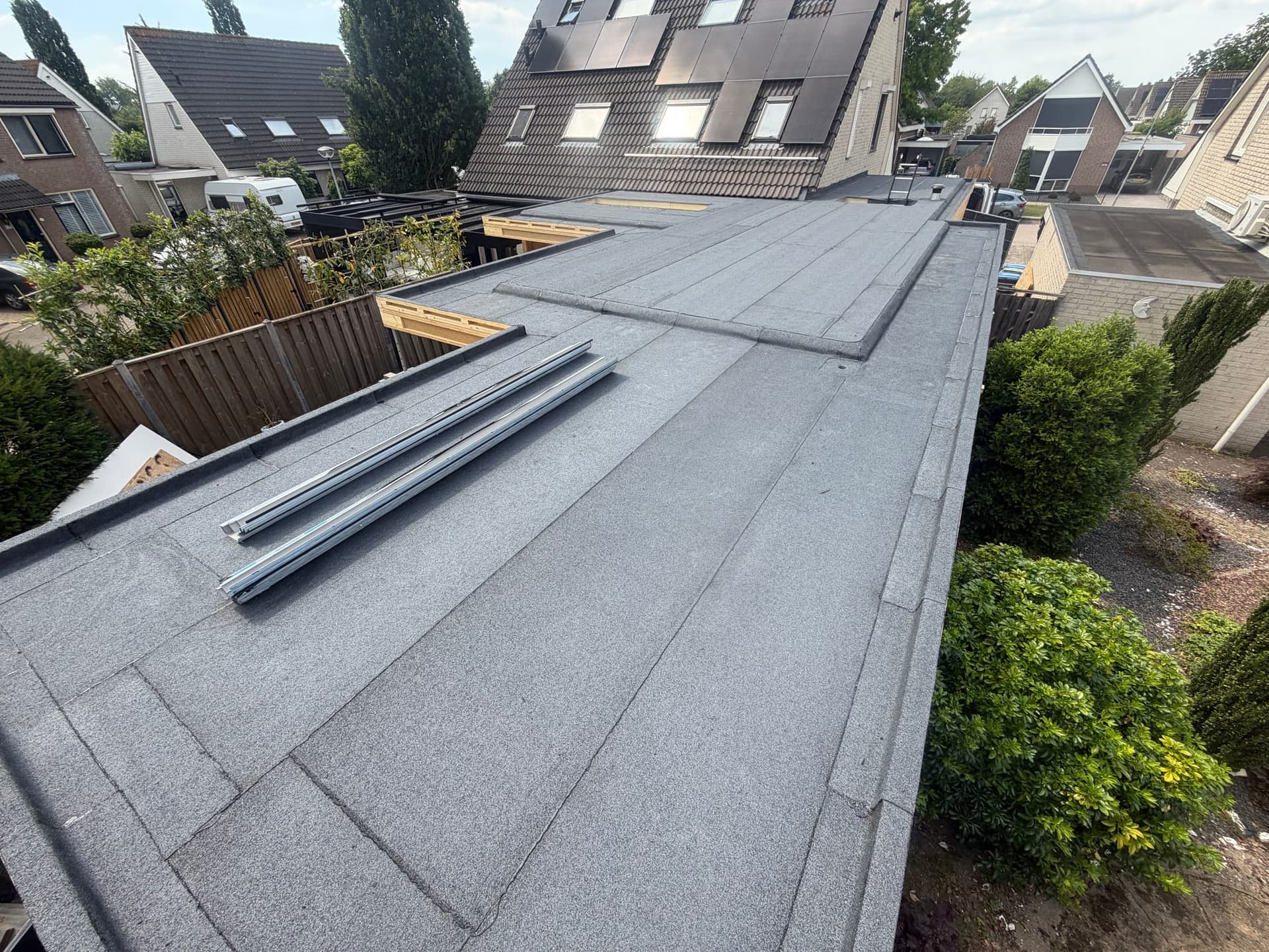 Nieuwe bitumen dakbedekking op een plat dak van een uitbouw