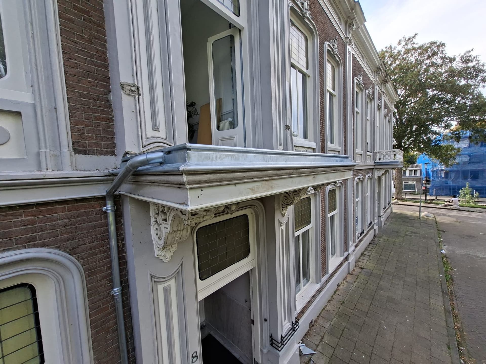 Zinken goot langs een karakteristiek pand